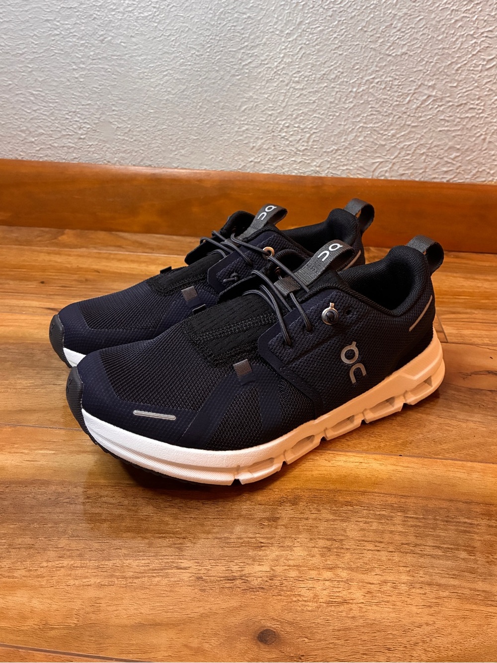 On Cloud Sky Kid’s Athletic Shoe Sneakers, deep navy blue- size 3.5